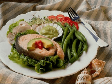 O peixe con verduras está incluído na dieta para a perda de peso