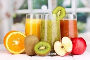 Os zumes recén exprimidos feitos de vexetais, froitas ou froitas están no menú da dieta para beber