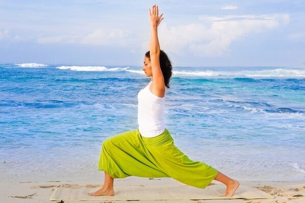 Asana guerreira no ioga para estirar eficazmente os músculos do ombreiro e abdominais